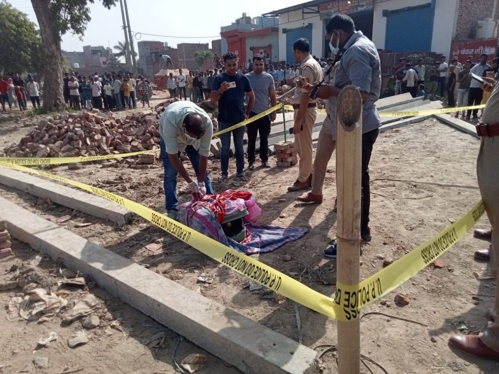 गाजियाबाद: लोनी बॉर्डर क्षेत्र में सूटकेस से मिला महिला का शव, इलाके में फैली सनसनी 2 112 6