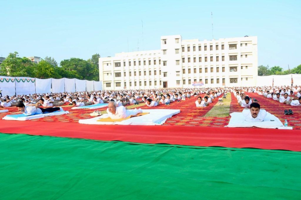 International Yoga Day 2025: Meerut Police Organizes Grand Yoga Camp to Promote Physical and Mental Wellbeing 3 113 12