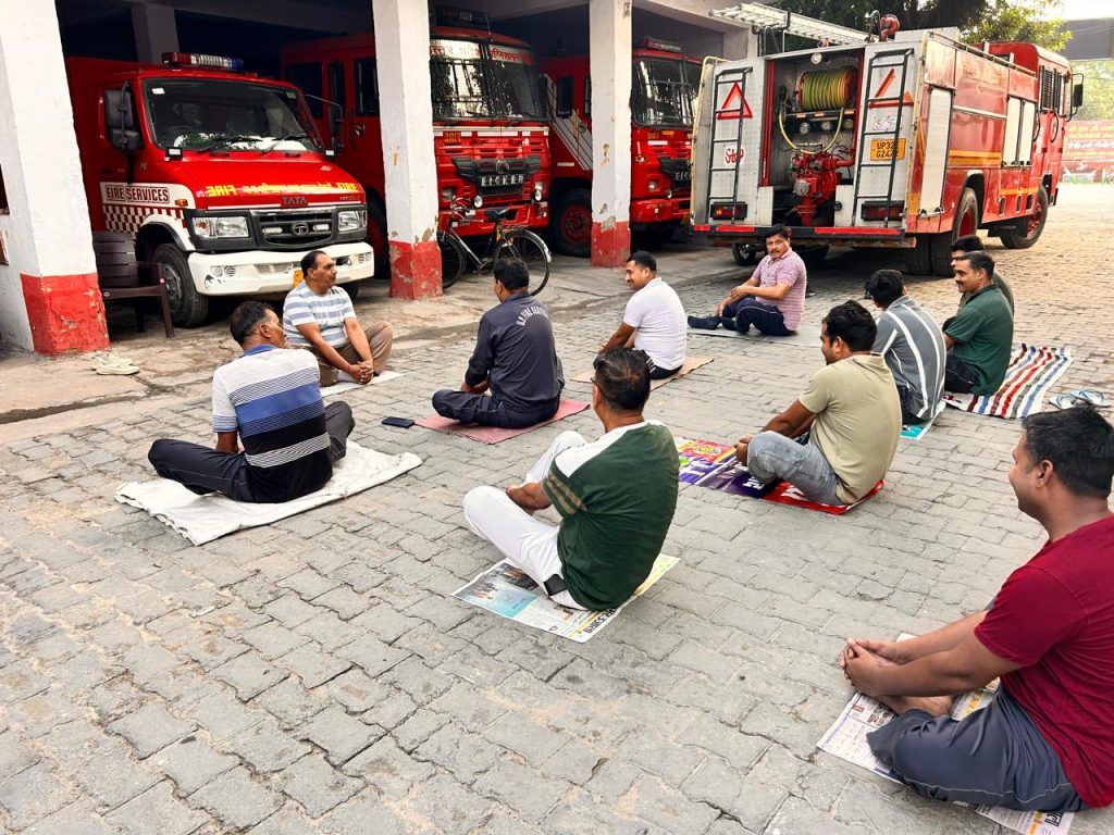 अंतरराष्ट्रीय योग दिवस पर अग्निशमन विभाग कर्मियों ने अपनाया योग, स्वस्थ जीवन का लिया संकल्प 3 113 14