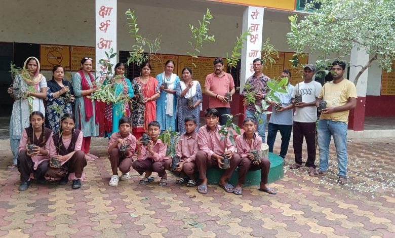 ‘एक पेड़ मां के नाम’ मिशन के तहत कंपोजिट विद्यालय सुल्तानपुर में वृक्षारोपण और पर्यावरण जागरूकता अभियान 1 111 12