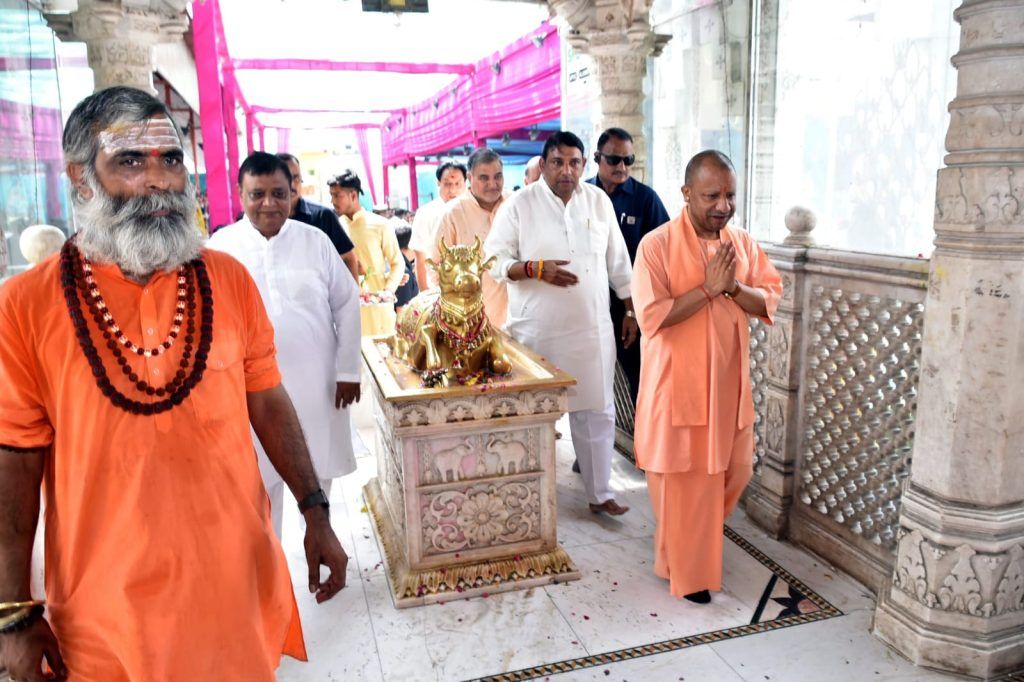 सीएम योगी ने दूधेश्वरनाथ महादेव मंदिर में किया जलाभिषेक, हेलीकॉप्टर से कांवड़ रूट का निरीक्षण कर शिवभक्तों पर की पुष्पवर्षा 2 111 52