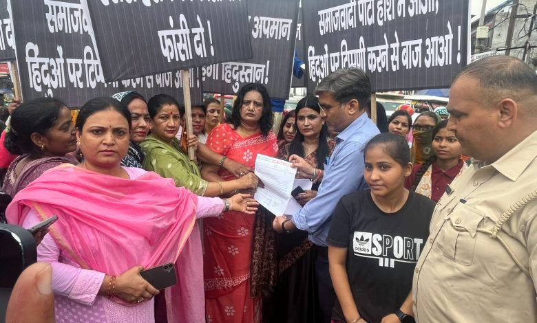 महिला मोर्चा का जोरदार प्रदर्शन, ‘एस.टी. हसन को फांसी दो’ के नारे गूंजे, फूंका पुतला, मुख्यमंत्री के नाम एसडीएम को सौंपा ज्ञापन 1 111 55