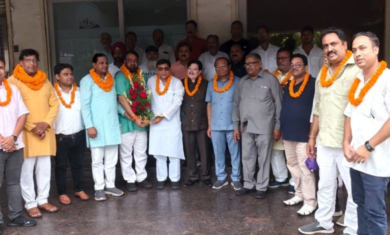 गाजियाबाद महानगर उद्योग व्यापार मंडल में युवा टीम का पुनर्गठन, नवनियुक्त पदाधिकारियों को मिली शुभकामनाएं 1 111 77