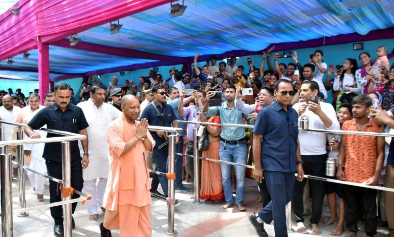 सीएम योगी ने दूधेश्वरनाथ महादेव मंदिर में किया जलाभिषेक, हेलीकॉप्टर से कांवड़ रूट का निरीक्षण कर शिवभक्तों पर की पुष्पवर्षा 1 112 23