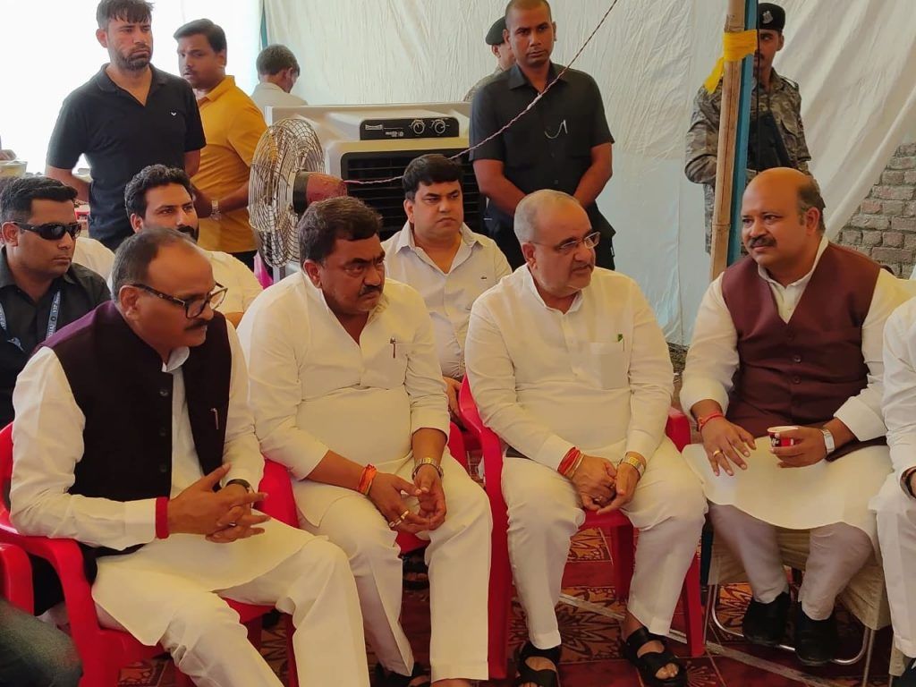 पूर्व कैबिनेट मंत्री राजपाल त्यागी के निधन पर भाजपा प्रदेश अध्यक्ष भूपेंद्र चौधरी व डिप्टी सीएम ब्रजेश पाठक ने दी श्रद्धांजलि 4 112 33