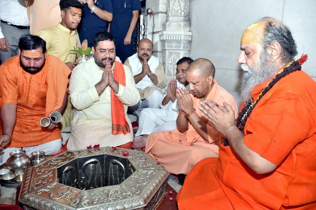 सीएम योगी ने दूधेश्वरनाथ महादेव मंदिर में किया जलाभिषेक, हेलीकॉप्टर से कांवड़ रूट का निरीक्षण कर शिवभक्तों पर की पुष्पवर्षा 3 113 14