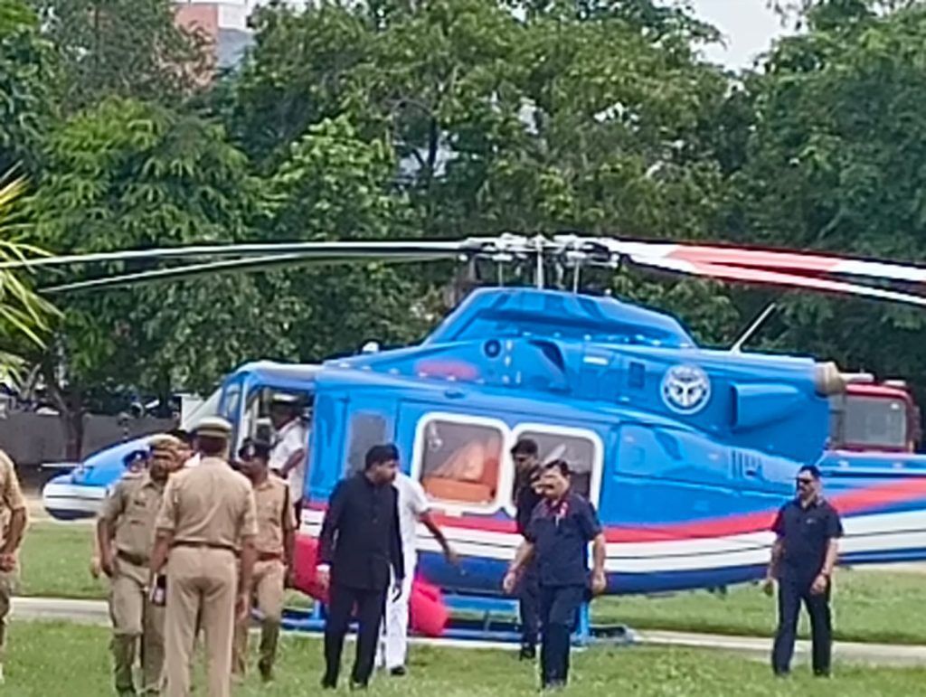 सीएम योगी ने दूधेश्वरनाथ महादेव मंदिर में किया जलाभिषेक, हेलीकॉप्टर से कांवड़ रूट का निरीक्षण कर शिवभक्तों पर की पुष्पवर्षा 4 114 4
