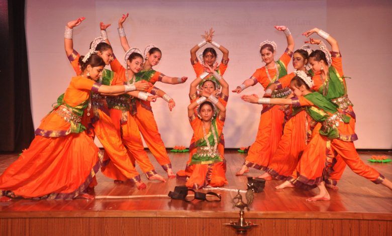 नृत्यांजलि 2025" में गूंजी देशभक्ति की स्वर लहरियां, चार जिलों के 52 स्कूलों ने दिखाई प्रतिभा 1 111 14