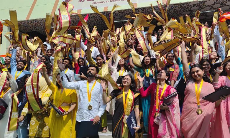 चौधरी चरण सिंह विश्वविद्यालय में दीक्षा समारोह: राज्यपाल आनंदीबेन पटेल ने विद्यार्थियों को दिया संस्कार और सेवा का संदेश 1 111 57
