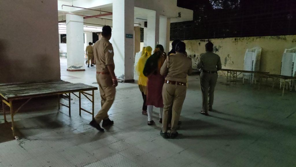 मेरठ के कबाड़ी बाजार में पुलिस का बड़ा छापा: 21 लड़कियां मुक्त, 9 गिरफ्तार, एशिया के सबसे पुराने रेडलाइट एरिया का काला सच उजागर 2 112 10
