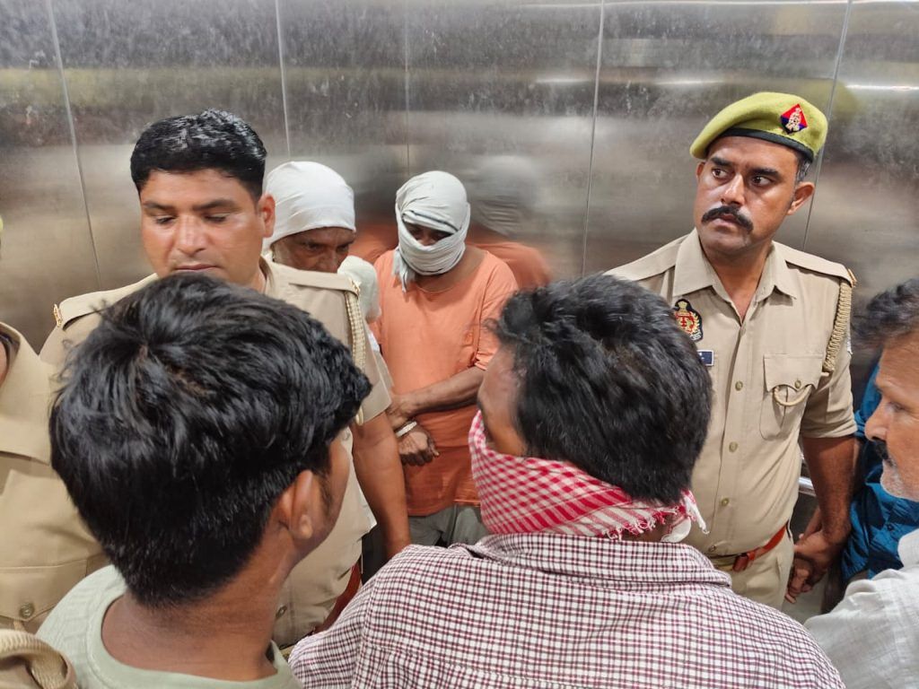 मेरठ के कबाड़ी बाजार में पुलिस का बड़ा छापा: 21 लड़कियां मुक्त, 9 गिरफ्तार, एशिया के सबसे पुराने रेडलाइट एरिया का काला सच उजागर 3 113 11