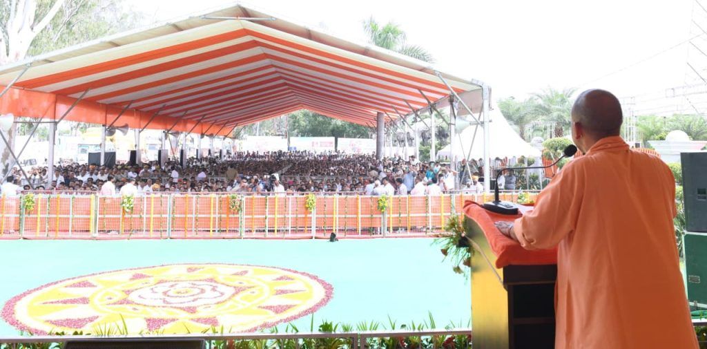 योगी सरकार ने निभाई मानवीय जिम्मेदारी, उत्तराखंड, हिमाचल और पंजाब को 48 ट्रकों में भेजी राहत सामग्री 3 113 4