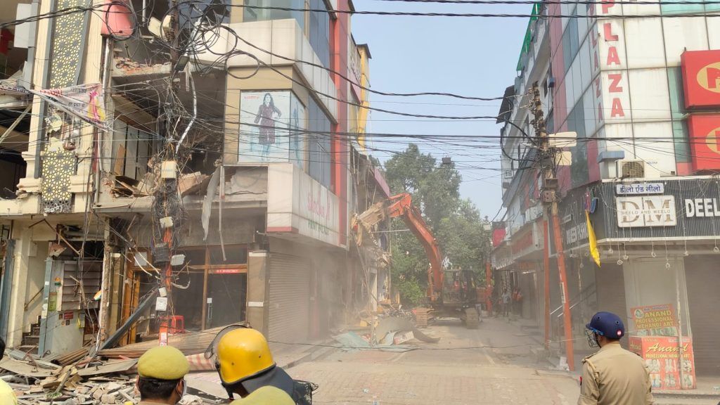मेरठ में अवैध सेंट्रल मार्केट पर चला बुलडोज़र, सुप्रीम कोर्ट के आदेश के बाद आवास विकास परिषद की बड़ी कार्रवाई शुरू 3 112 17