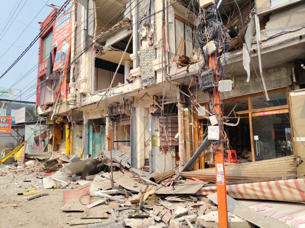 मेरठ में अवैध सेंट्रल मार्केट पर चला बुलडोज़र, सुप्रीम कोर्ट के आदेश के बाद आवास विकास परिषद की बड़ी कार्रवाई शुरू 2 113 13