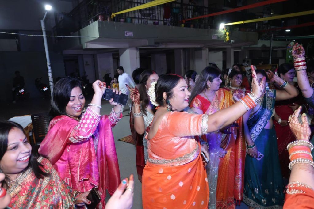 करवाचौथ का पर्व एसजी ग्रैंड सोसाइटी में मनाया गया हर्ष और परंपरा के संग 3 113 5