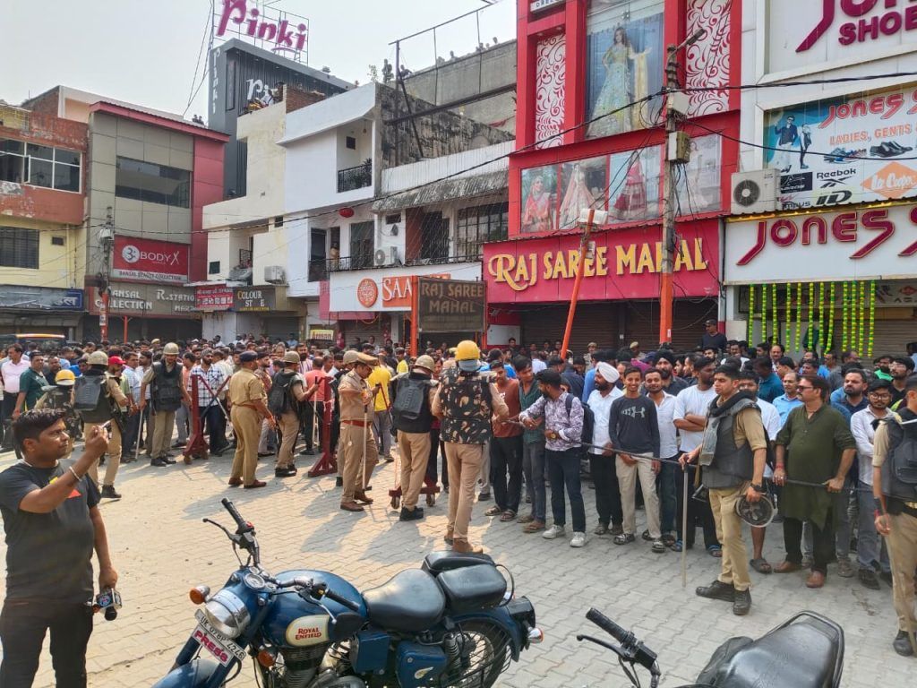 मेरठ में अवैध सेंट्रल मार्केट पर चला बुलडोज़र, सुप्रीम कोर्ट के आदेश के बाद आवास विकास परिषद की बड़ी कार्रवाई शुरू 5 114 5