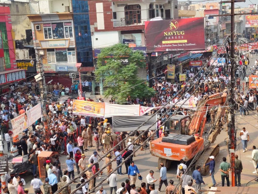 मेरठ में अवैध सेंट्रल मार्केट पर चला बुलडोज़र, सुप्रीम कोर्ट के आदेश के बाद आवास विकास परिषद की बड़ी कार्रवाई शुरू 4 115 3