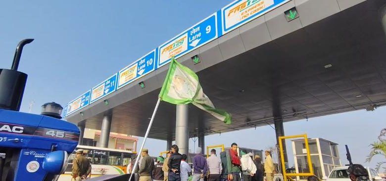 कांशी टोल प्लाजा पर हंगामा: फर्जी नाम से नौकरी करते पकड़ा गया कर्मचारी, भाकियू (टिकैत) के नेतृत्व में किसानों का धरना 1 111 5