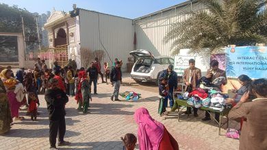 सहायता संपर्क संस्था व जेकेजी स्कूल ने चलाया वस्त्र वितरण अभियान 10 311