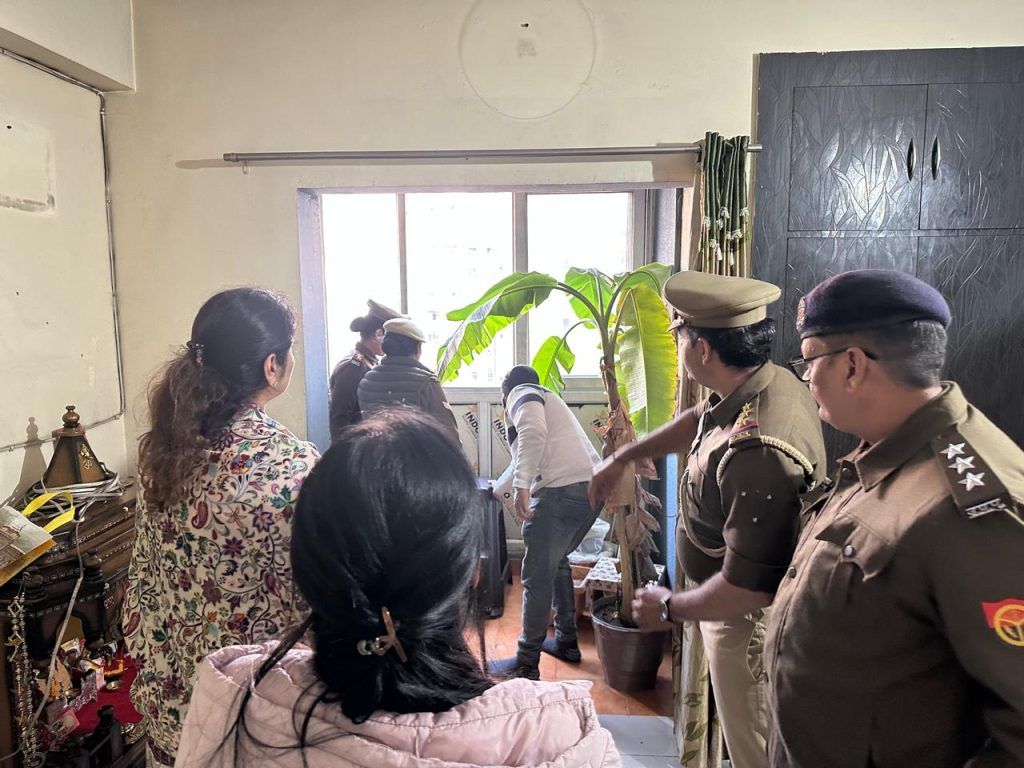 भारत सिटी सोसाइटी ट्रिपल सुसाइड मामला: महिला आयोग अध्यक्ष ने किया घटनास्थल का दौरा 2 111 17