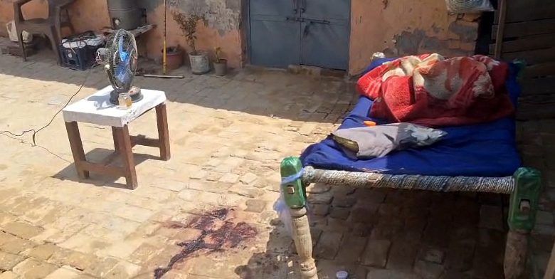 मुरादनगर में सनसनी: 80 वर्षीय बुजुर्ग ने पत्नी की हत्या कबूली, खून से सनी कुल्हाड़ी लेकर पहुंचा पुलिस चौकी 1 511 4
