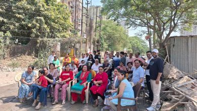 राजनगर एक्सटेंशन - खस्ताहाल सड़क को बनवाने की मांग को लेकर निवासियों ने दिया धरना 2 511 7