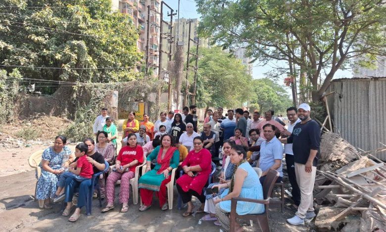 राजनगर एक्सटेंशन - खस्ताहाल सड़क को बनवाने की मांग को लेकर निवासियों ने दिया धरना 1 511 7