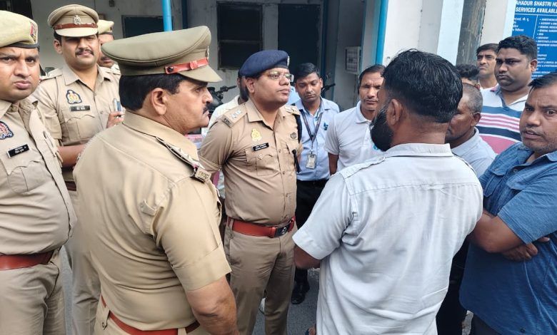 खोड़ा में घर में घुसकर दो बहनों पर फायरिंग, गंभीर हालत में दिल्ली रेफर 1 211 3