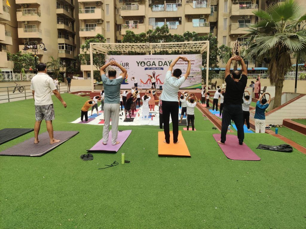 योग ने दिया सकारात्मक जीवन का संदेश: गौर कैस्केड्स में अंतरराष्ट्रीय योग दिवस पर सेंट्रल पार्क बना स्वास्थ्य और ऊर्जा का केंद्र 3 212 1