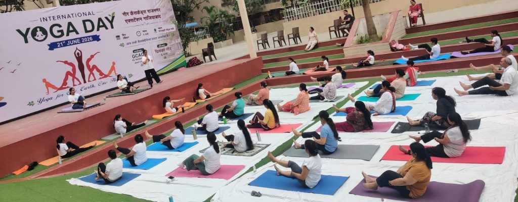 योग ने दिया सकारात्मक जीवन का संदेश: गौर कैस्केड्स में अंतरराष्ट्रीय योग दिवस पर सेंट्रल पार्क बना स्वास्थ्य और ऊर्जा का केंद्र 5 213 1