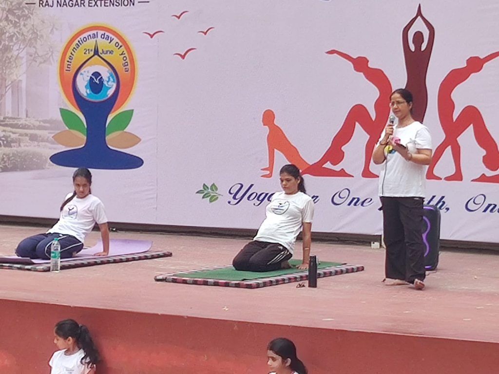 योग ने दिया सकारात्मक जीवन का संदेश: गौर कैस्केड्स में अंतरराष्ट्रीय योग दिवस पर सेंट्रल पार्क बना स्वास्थ्य और ऊर्जा का केंद्र 2 215