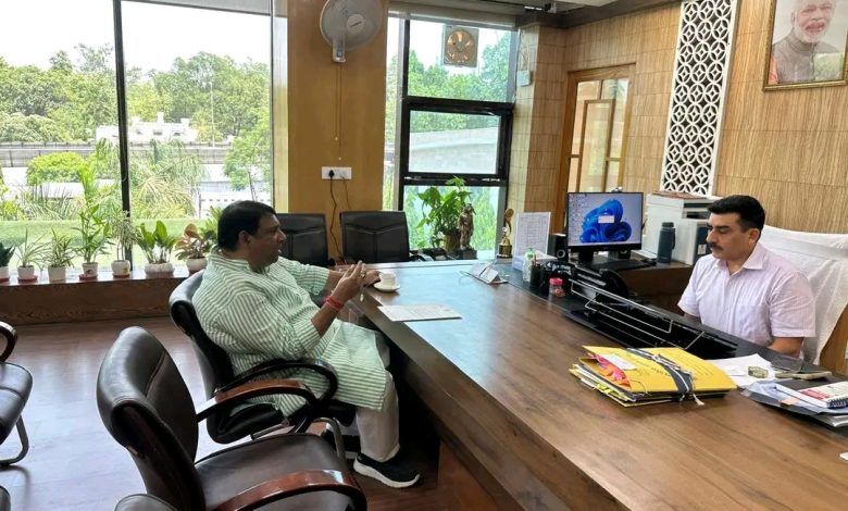 सिद्धार्थ विहार के विकास के लिए आवास आयुक्त से मिले विधायक संजीव शर्मा 1 511 2