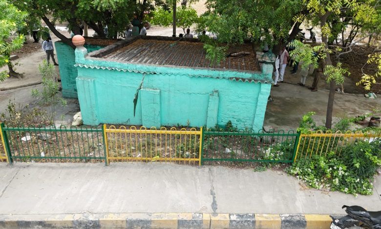 ट्रोनिका सिटी क्षेत्र में यूपीसीडा की भूमि से कथित अतिक्रमण हटाया गया, भारी पुलिस बल रहा तैनात 1 512 6