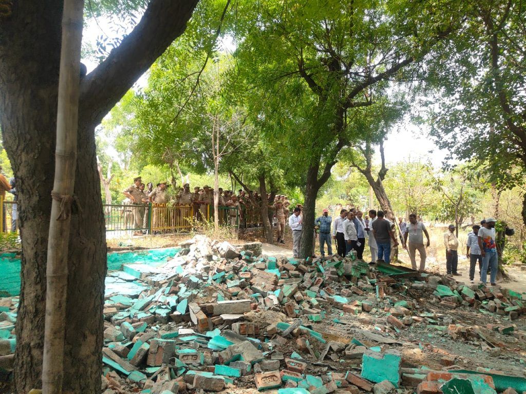 ट्रोनिका सिटी क्षेत्र में यूपीसीडा की भूमि से कथित अतिक्रमण हटाया गया, भारी पुलिस बल रहा तैनात 3 513 4