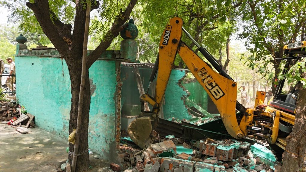 ट्रोनिका सिटी क्षेत्र में यूपीसीडा की भूमि से कथित अतिक्रमण हटाया गया, भारी पुलिस बल रहा तैनात 4 514 2