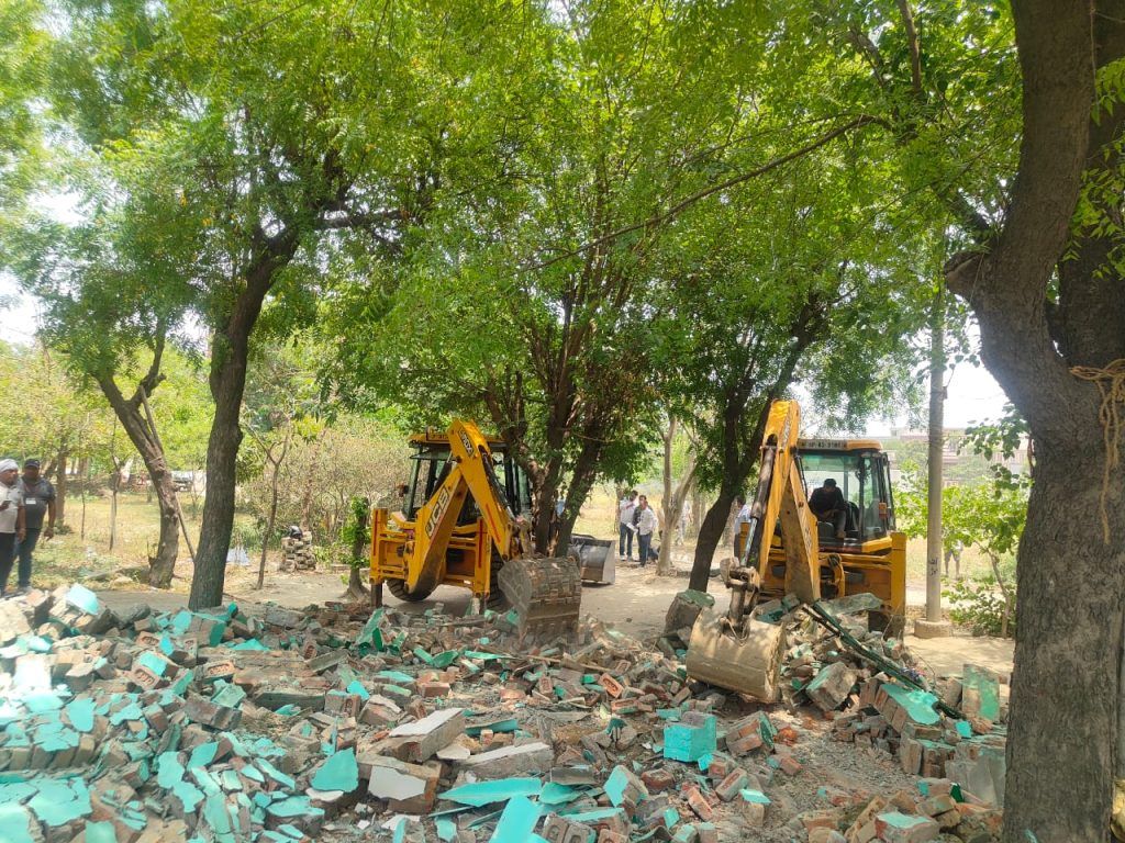 ट्रोनिका सिटी क्षेत्र में यूपीसीडा की भूमि से कथित अतिक्रमण हटाया गया, भारी पुलिस बल रहा तैनात 5 515 2