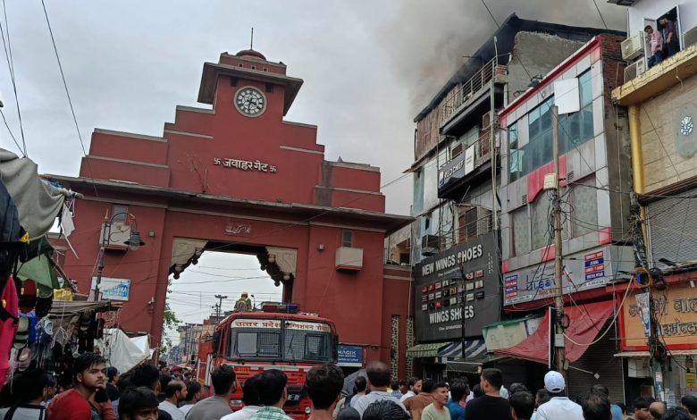भीषण अग्निकांडों में साहसिक सेवा देने वाले अग्निशमन कर्मियों का सम्मान ; अतिरिक्त पुलिस आयुक्त ने प्रशस्ति पत्र देकर किया उत्साहवर्धन, कर्तव्यनिष्ठा और त्वरित कार्रवाई की सराहना 1 111 1