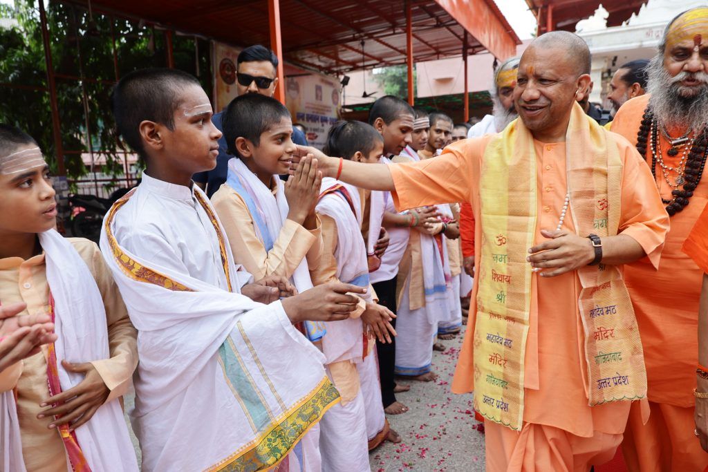 गाजियाबाद मुख्यमंत्री योगी आदित्यनाथ ने प्राचीन श्री दूधेश्वरनाथ महादेव मठ मंदिर में किया जलाभिषेक, प्रदेश की सुख-समृद्धि एवं लोकमंगल की कामना 2 113 3