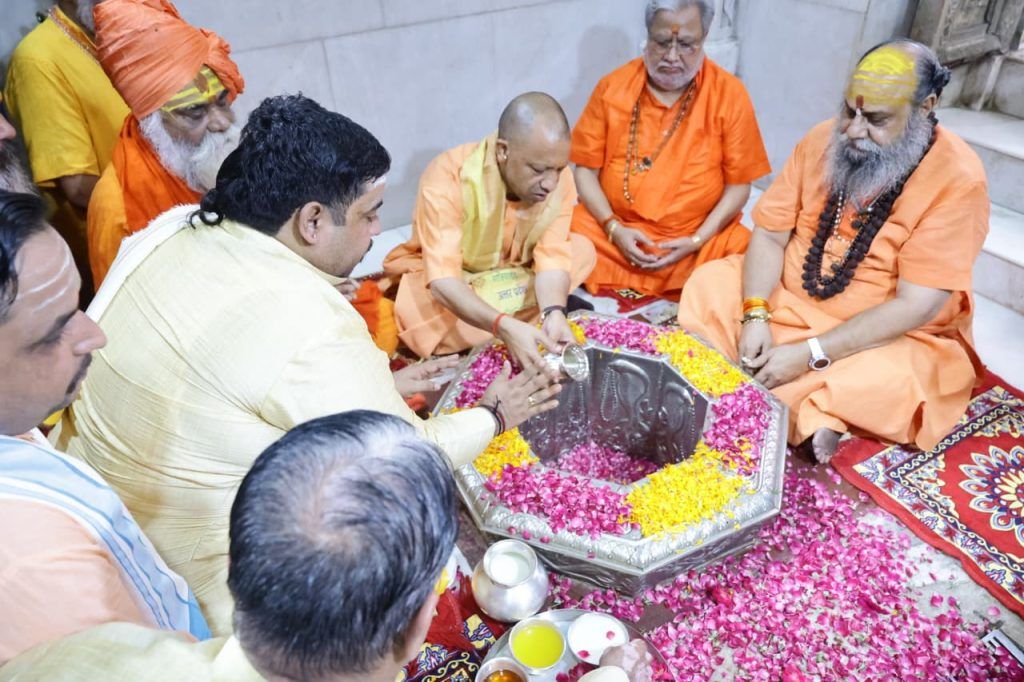 गाजियाबाद मुख्यमंत्री योगी आदित्यनाथ ने प्राचीन श्री दूधेश्वरनाथ महादेव मठ मंदिर में किया जलाभिषेक, प्रदेश की सुख-समृद्धि एवं लोकमंगल की कामना 3 114 1