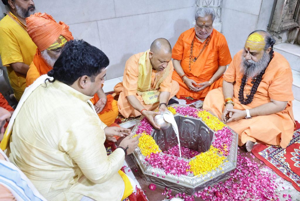 गाजियाबाद मुख्यमंत्री योगी आदित्यनाथ ने प्राचीन श्री दूधेश्वरनाथ महादेव मठ मंदिर में किया जलाभिषेक, प्रदेश की सुख-समृद्धि एवं लोकमंगल की कामना 4 115 1
