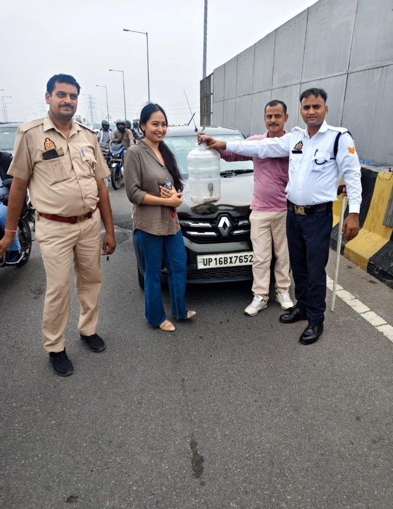 Venomous Cobra Found Inside Woman's Car on Ghaziabad Elevated Road; Traffic Police's Swift Response Averts Major Mishap 1 211 1