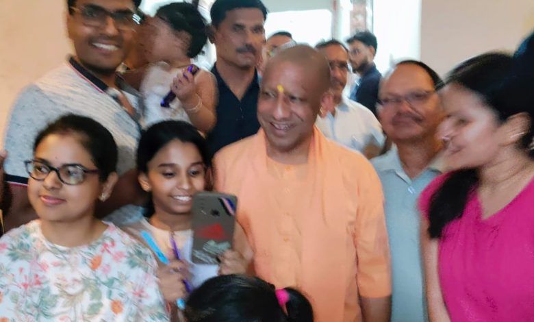 Uttar Pradesh CM Yogi Adityanath Visits Sister at Ghaziabad Residence, Interacts with Residents 1 211 14