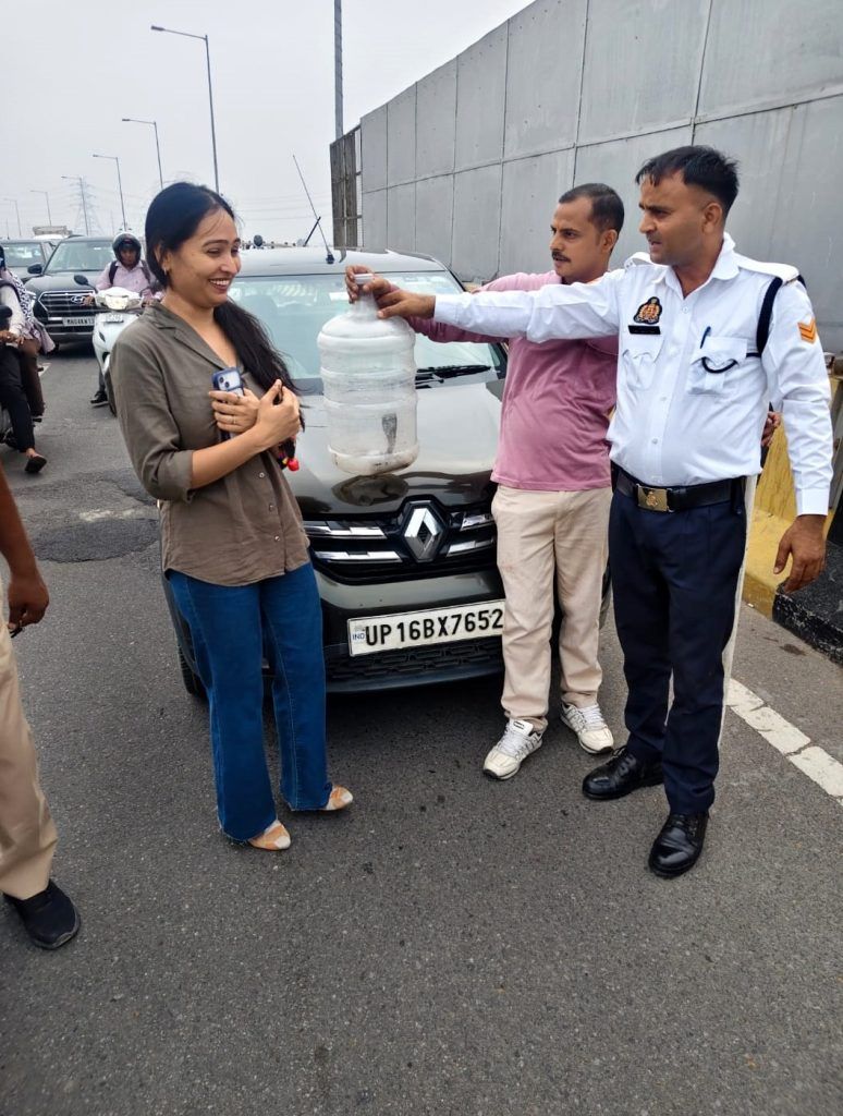 Venomous Cobra Found Inside Woman's Car on Ghaziabad Elevated Road; Traffic Police's Swift Response Averts Major Mishap 2 211 2