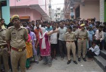 बर्थडे पार्टी के दौरान युवक की चाकू मारकर हत्या, तीन आरोपी पुलिस हिरासत में ; परिजनों ने रंजिश में सुनियोजित हत्या का लगाया आरोप, पुलिस सभी पहलुओं की कर रही जांच 9 211 3
