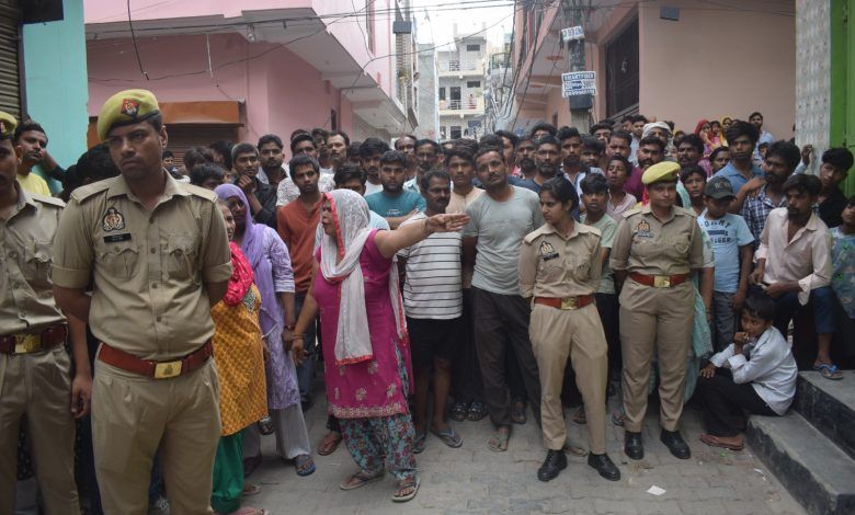 बर्थडे पार्टी के दौरान युवक की चाकू मारकर हत्या, तीन आरोपी पुलिस हिरासत में ; परिजनों ने रंजिश में सुनियोजित हत्या का लगाया आरोप, पुलिस सभी पहलुओं की कर रही जांच 1 211 3