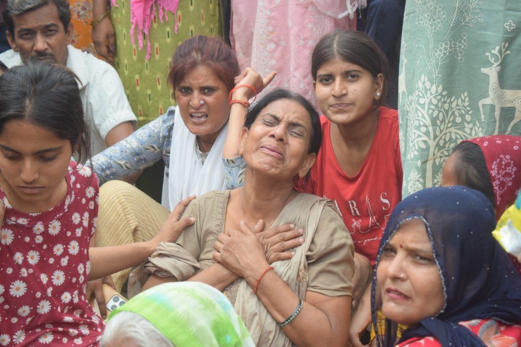 बर्थडे पार्टी के दौरान युवक की चाकू मारकर हत्या, तीन आरोपी पुलिस हिरासत में ; परिजनों ने रंजिश में सुनियोजित हत्या का लगाया आरोप, पुलिस सभी पहलुओं की कर रही जांच 2 212