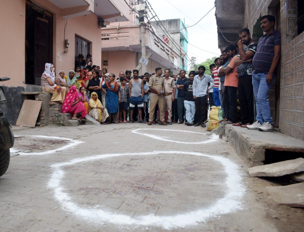 बर्थडे पार्टी के दौरान युवक की चाकू मारकर हत्या, तीन आरोपी पुलिस हिरासत में ; परिजनों ने रंजिश में सुनियोजित हत्या का लगाया आरोप, पुलिस सभी पहलुओं की कर रही जांच 3 213