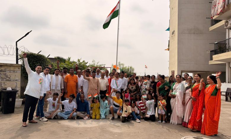 राजनगर एक्सटेंशन की सोसाइटियों में देशभक्ति के रंग में रंगा स्वतंत्रता दिवस समारोह 1 812