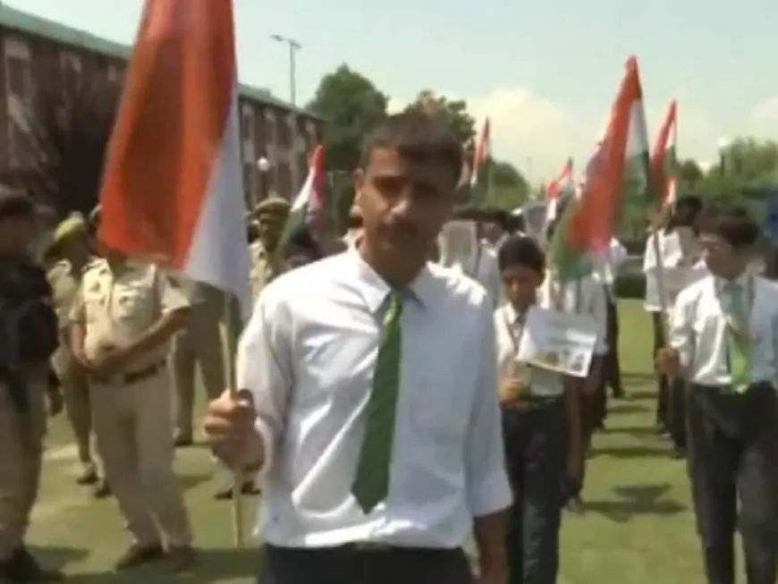 मेरी माटी मेरा देश: हाथों में तिरंगा लेकर श्रीनगर में 'हर घर तिरंगा' रैली में शामिल हुए स्कूली छात्र, देखिए वीडियो