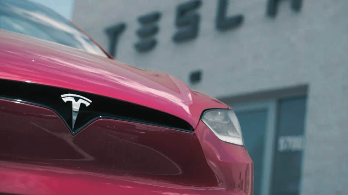 Tesla Turunkan Harga Mobilnya di China